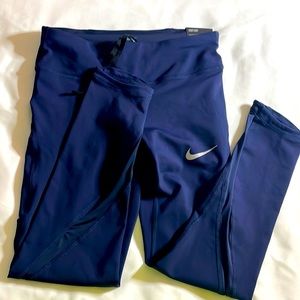 THE NIKE
EPIC LUX
TIGHT FIT